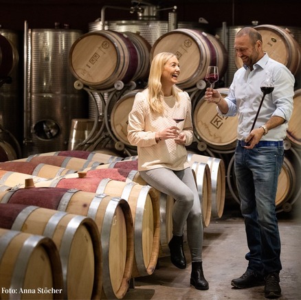 Familie Kirnbauer neben Barriquefässern