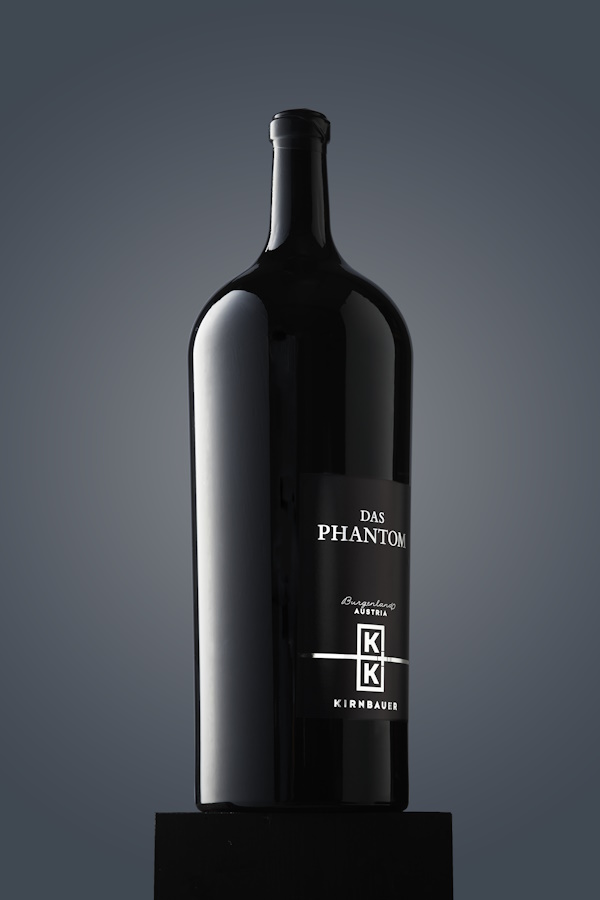 Eine große Weinflasche vom Wein Das Phantom