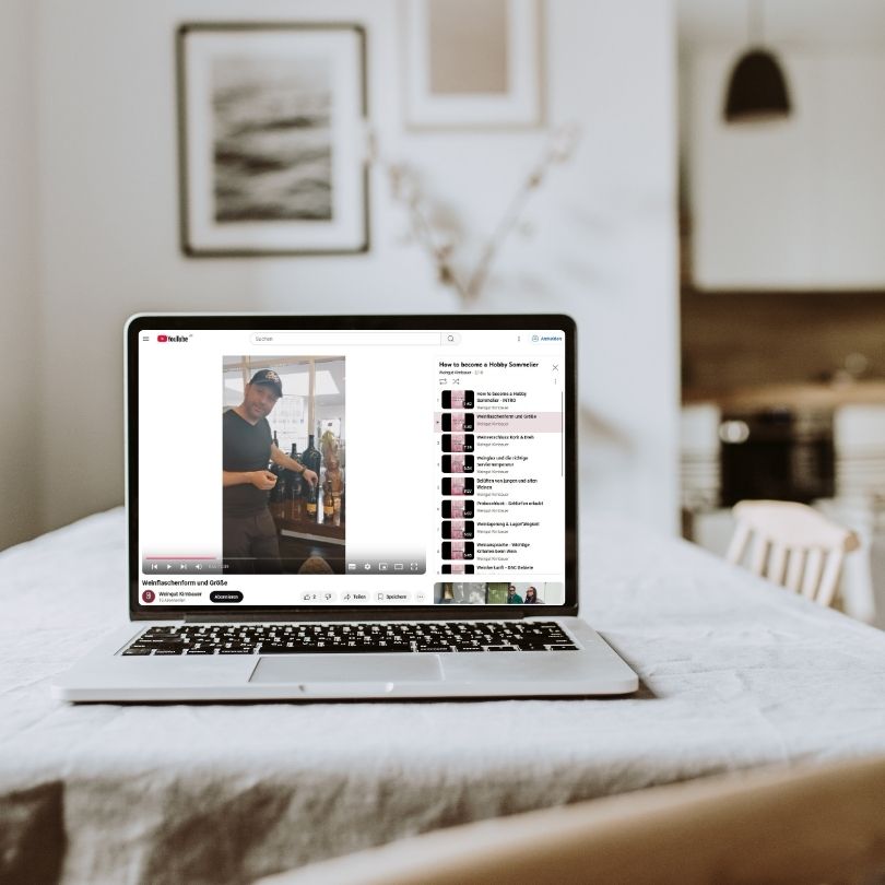 Die Videos der Reihe Hobby-Sommelier werden auf einem Laptop angezeigt.