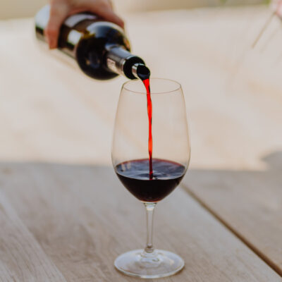 Dieses Foto zeigt ein Weinglas im Weingut Kirnbauer