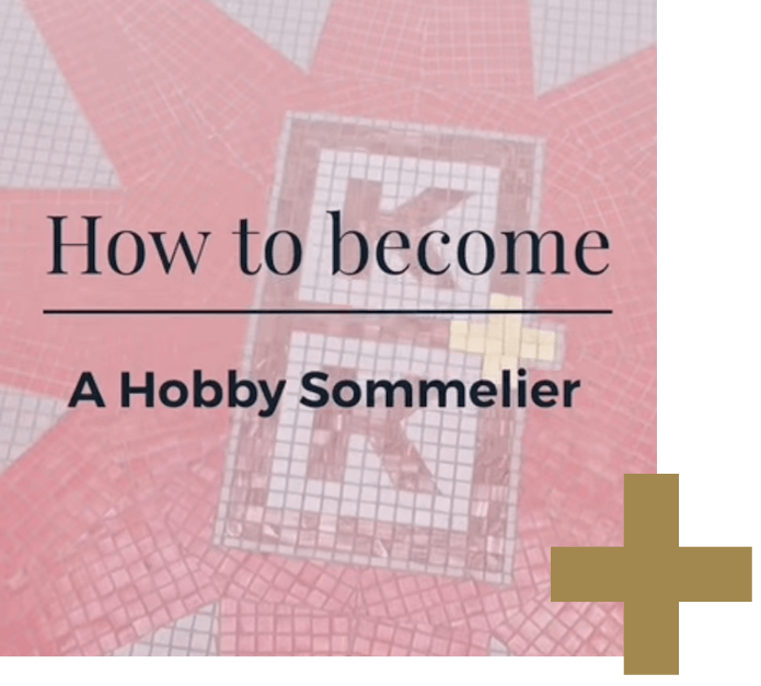 Text mit der Aufschrift „So werden Sie Hobby-Sommelier“ auf rotem Mosaikhintergrund mit dem Zierbuchstaben K und einem goldenen Pluszeichen in der Ecke.